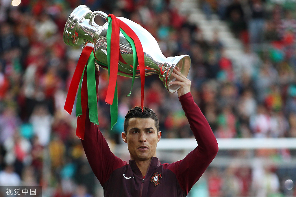 2016年，C罗和葡萄牙队欧洲杯夺冠。